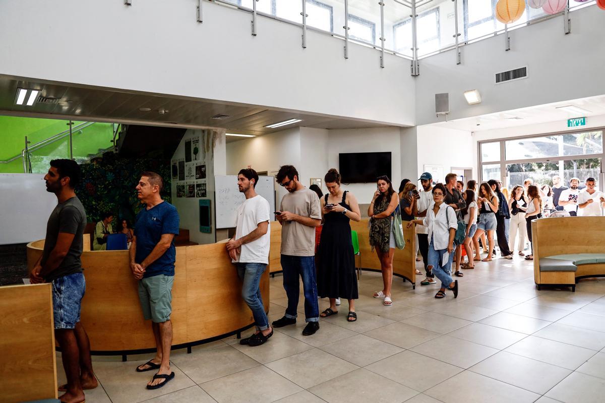 Los israelíes hacen cola para emitir sus votos el día de las elecciones generales de Israel en un colegio electoral en Tel Aviv.