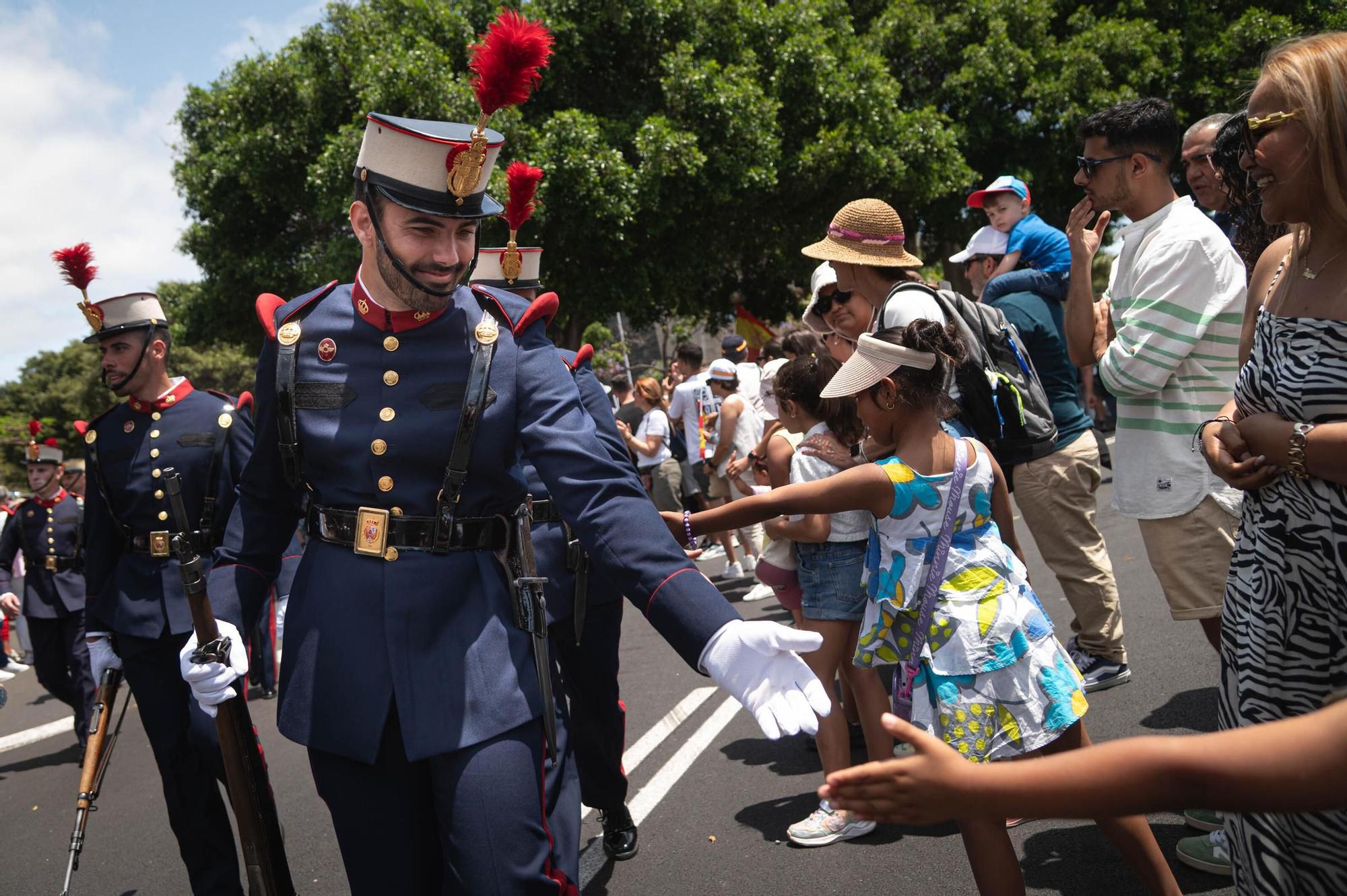Las mejores imágenes del desfile militar de las Fuerzas Armadas en Tenerife con la presencia de Sus Majestades los Reyes
