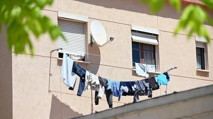 El bipartito de Elche planea poner coto por estética a la ropa tendida por fuera de los balcones