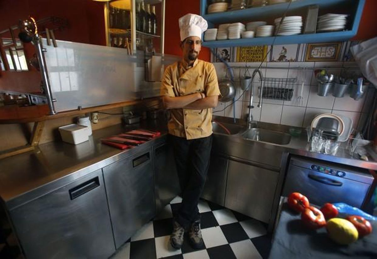 Manolis Ouranos, cuiner de 30 anys, posa per a una fotografia en una taverna d’Atenes.