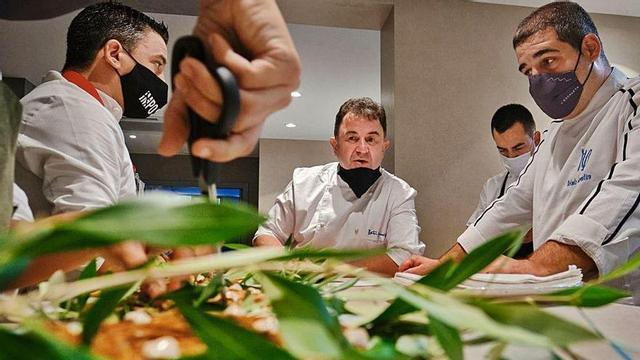 Los cuatro cocineros invitados, trabajando en la cocina de L'Escaleta.