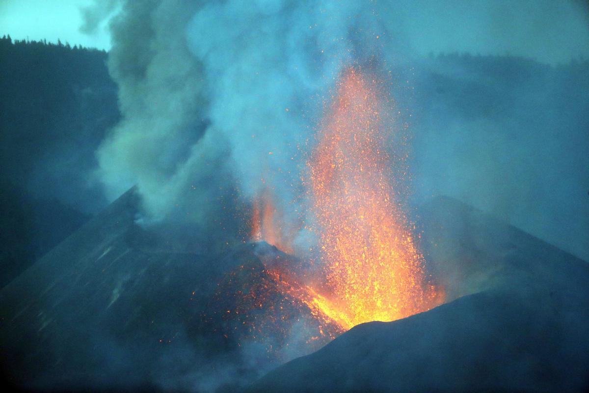 Vista del volcán de La Palma en la madrugada de este martes.
