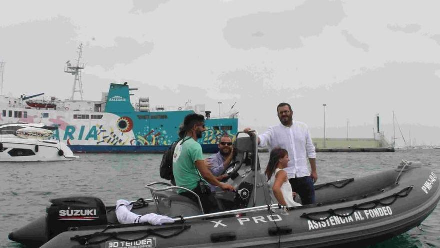 Vidal con el servicio de vigilancia de posidonia en Formentera.