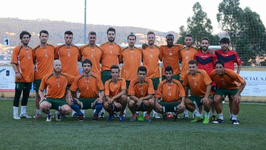 Jugadores y técnicos del Domaio antes del entrenamiento. // G. Núñez