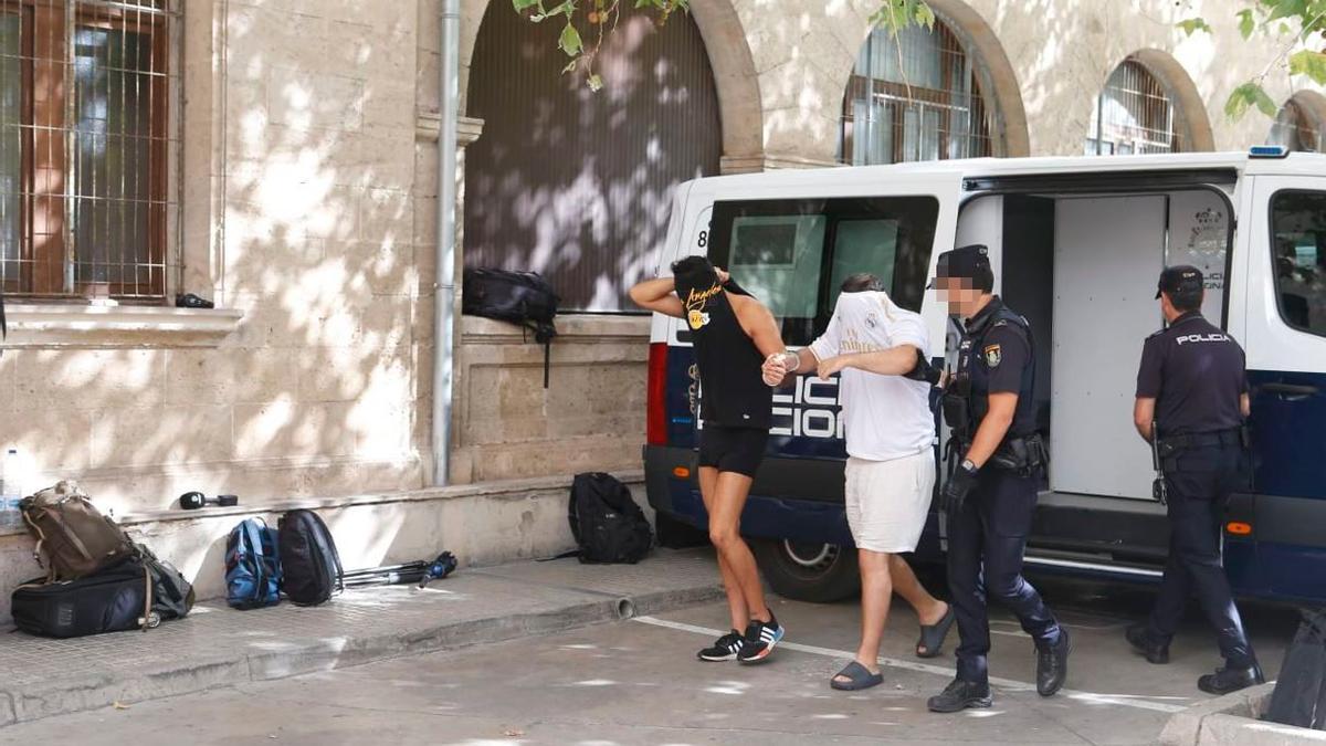 Policías conducen a los miembros de la 'manada alemana' ante el juez