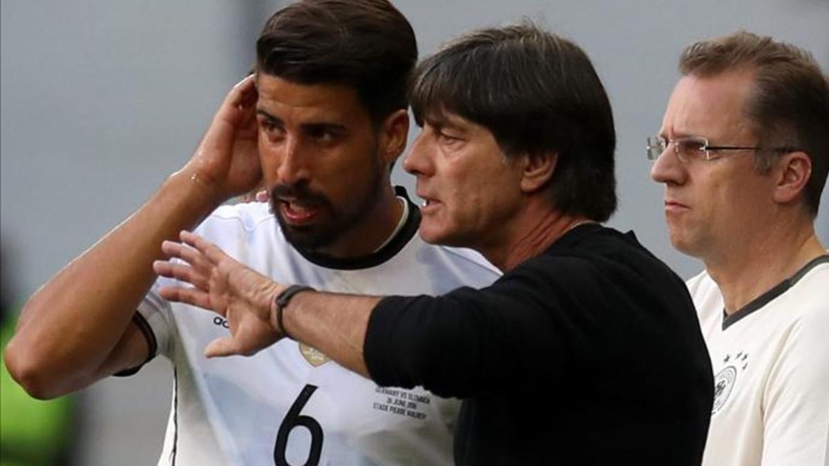 Löw da indicaciones a Khedira durante el partido contra Eslovaquia