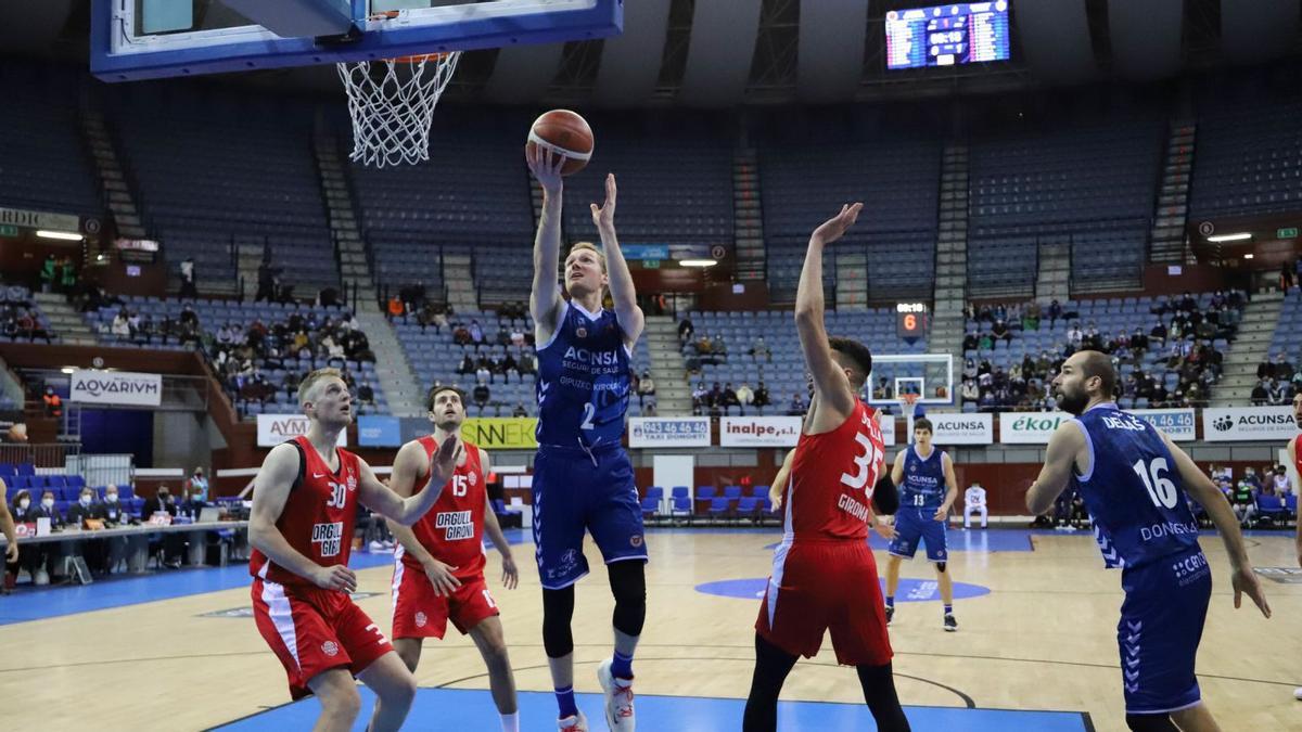 Simons penetra a cistella en una acció del partit d’ahir a Illunbe