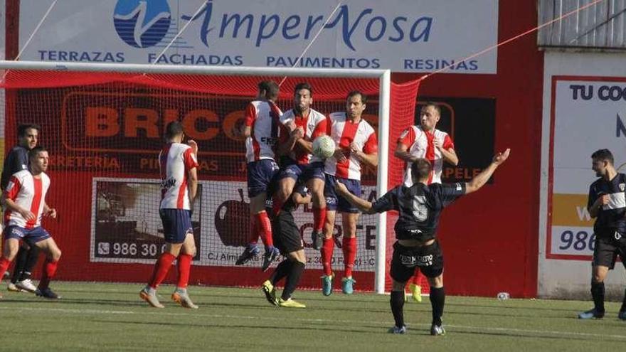 Marcos, del Céltiga, saca una falta durante el encuentro de ayer en el campo de O Morrazo. // Santos Álvarez