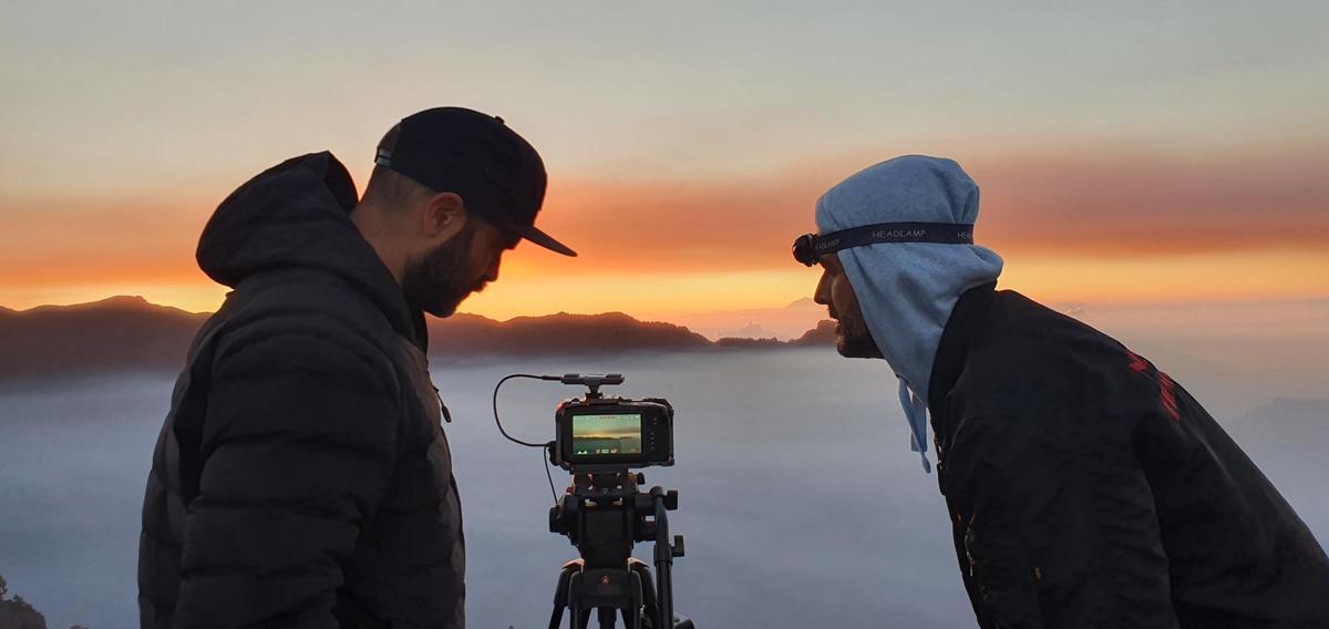 De izq., a dcha., David Pantaleón y José Víctor Fuentes durante el rodaje de ‘Un volcán habitado’ en La Palma.
