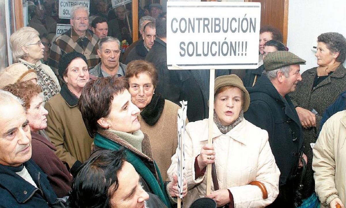 Veciños durante as protestas na casa consistorial.