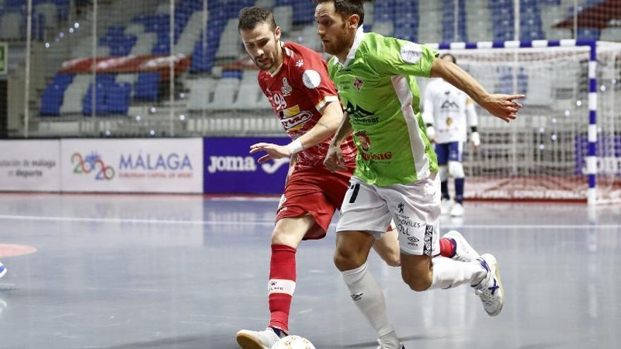 Rafa López, a la derecha, controla el balón.