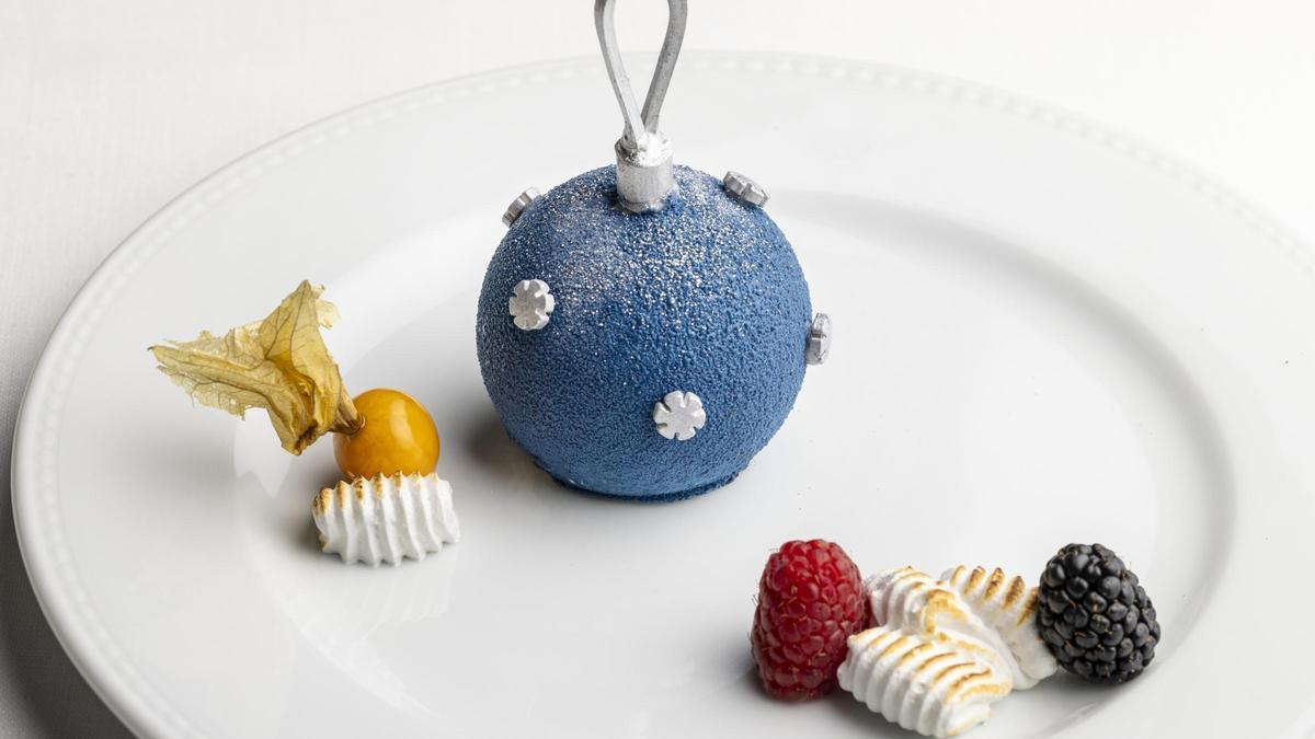 De adorno a postre: la bola de Navidad que se rompe a cucharadas en Casa Felisa y quiere conquistar Madrid.