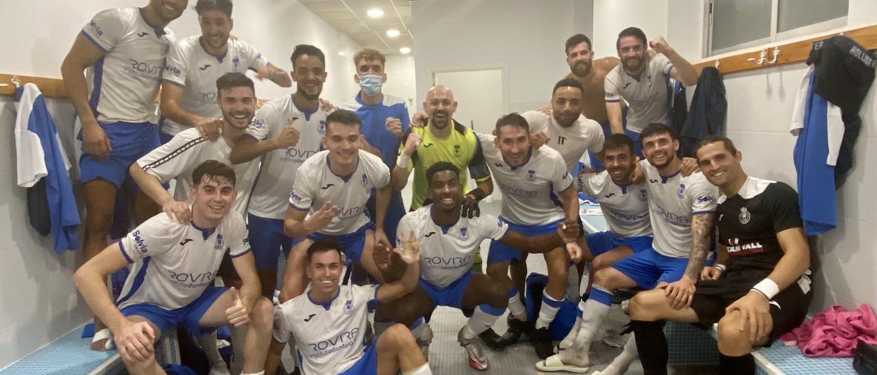 Los jugadores de la UDE celebran su victoria ante el Benicarló