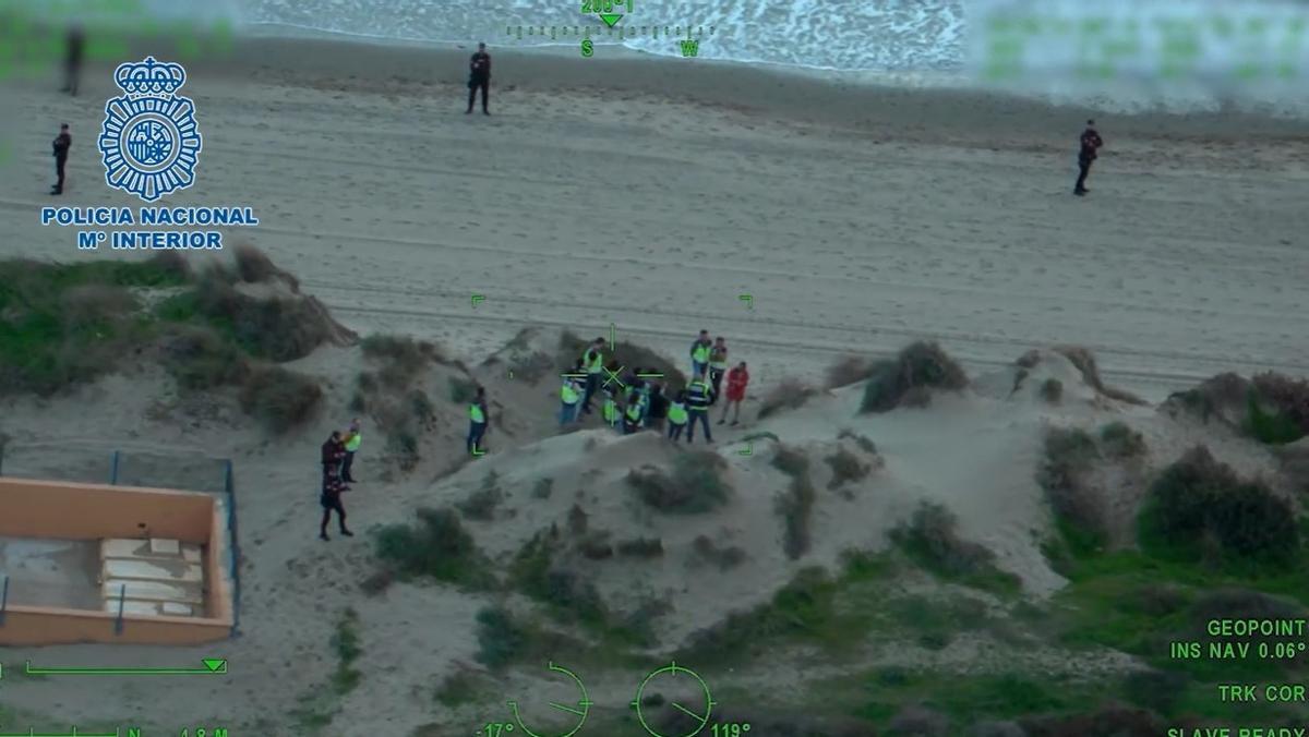 Investigadores de la Policía Nacional, en la playa donde fue hallado el cuerpo.