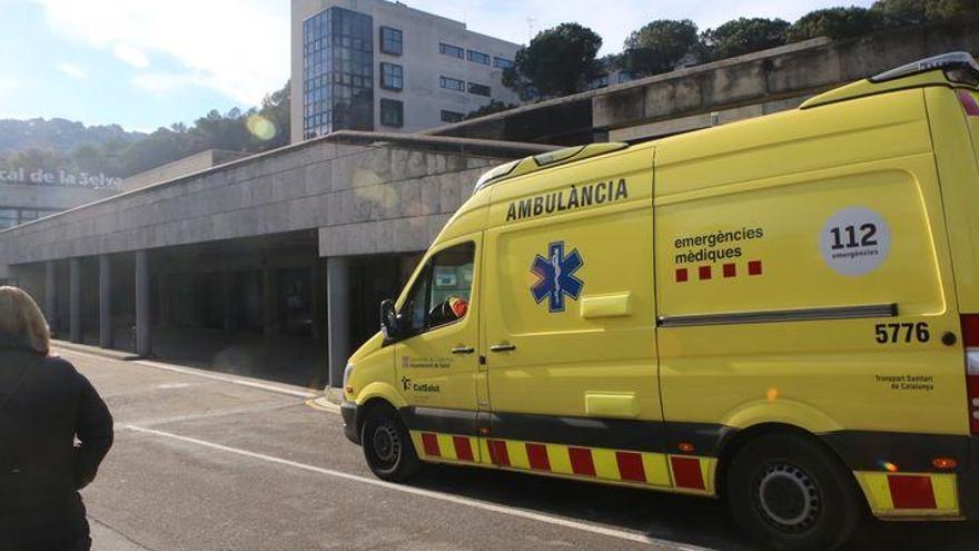 Muere arrollada por su propio coche tras aparcarlo en una rampa