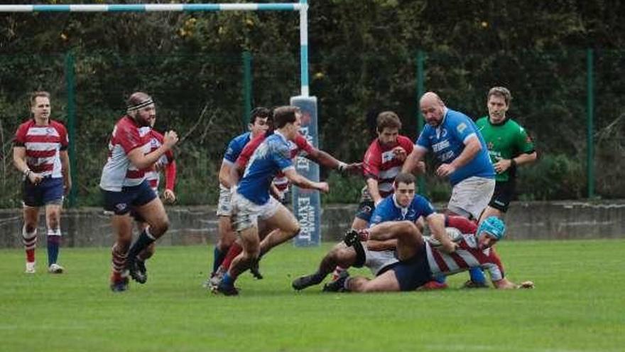 Un jugador del Universitario Bilbao sufre un placaje.