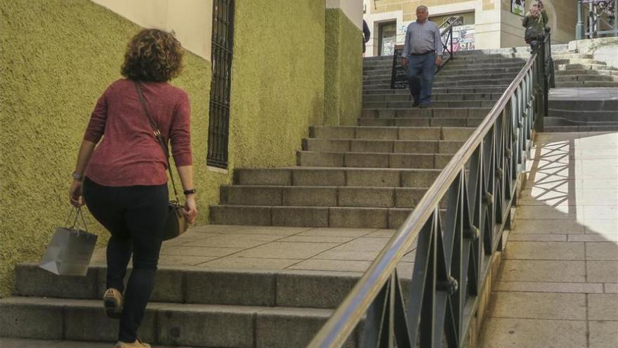 La alcaldesa de Cáceres descarta ascensor en Alzapiernas y mantiene las escaleras mecánicas