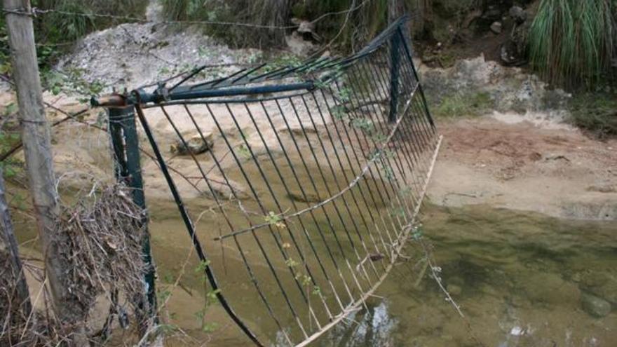 Imagen de una de las barreras colocadas en el torrente de Coanegra.