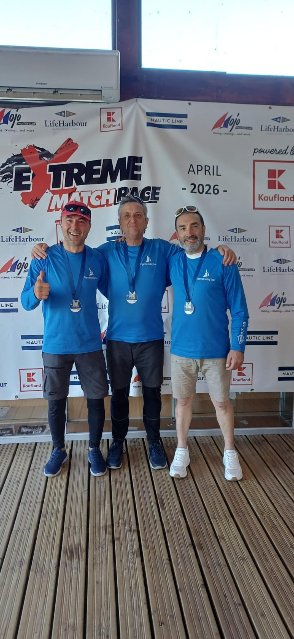 Los tres integrantes del Cigarrán Sailing Team en Rumanía.