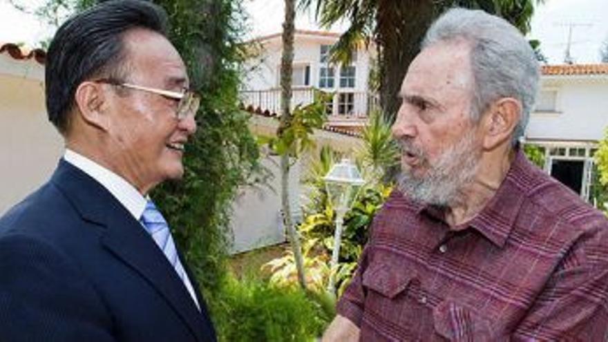 Fidel Castro aparece fotografiado junto al presidente del Parlamento chino