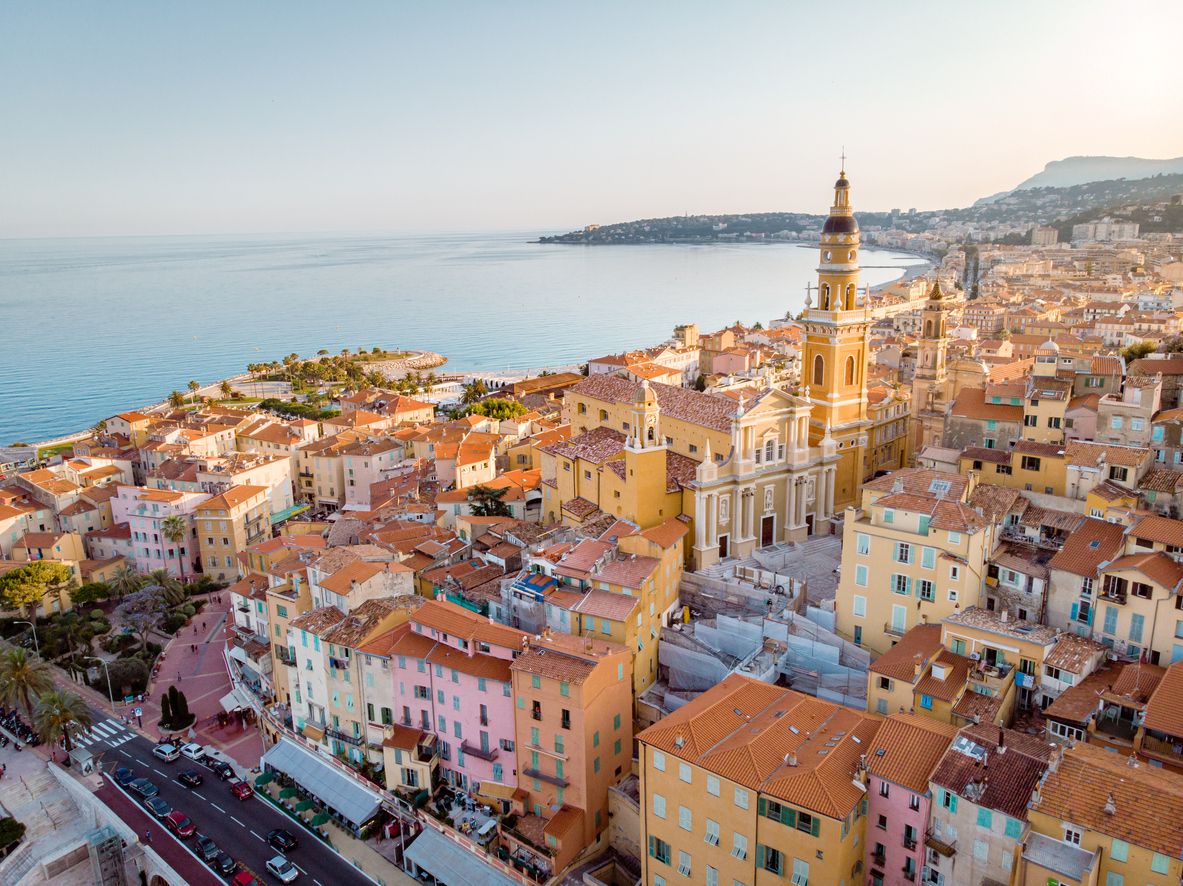 Vista sobre la parte antigua de Menton, Provenza-Alpes-Costa Azul, Francia.