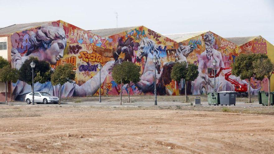 La Ciutat del Artista Fallero con un gran mural en las medianeras de las naves