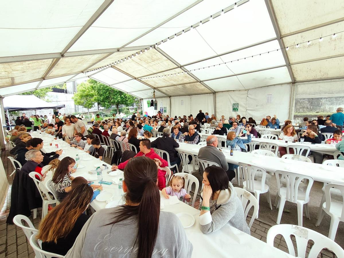 Más de 400 vecinos disfrutan en el Cruceiro da Coruña de la primera sardiñada de la temporada en Santiago