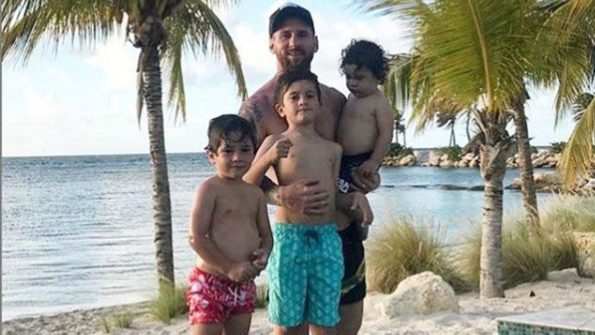 Messi no descansa ni en vacaciones: De rondo con sus hijos