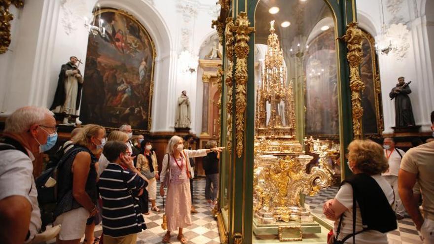 Una guía explica detalles de la Catedral a un grupo de turistas.