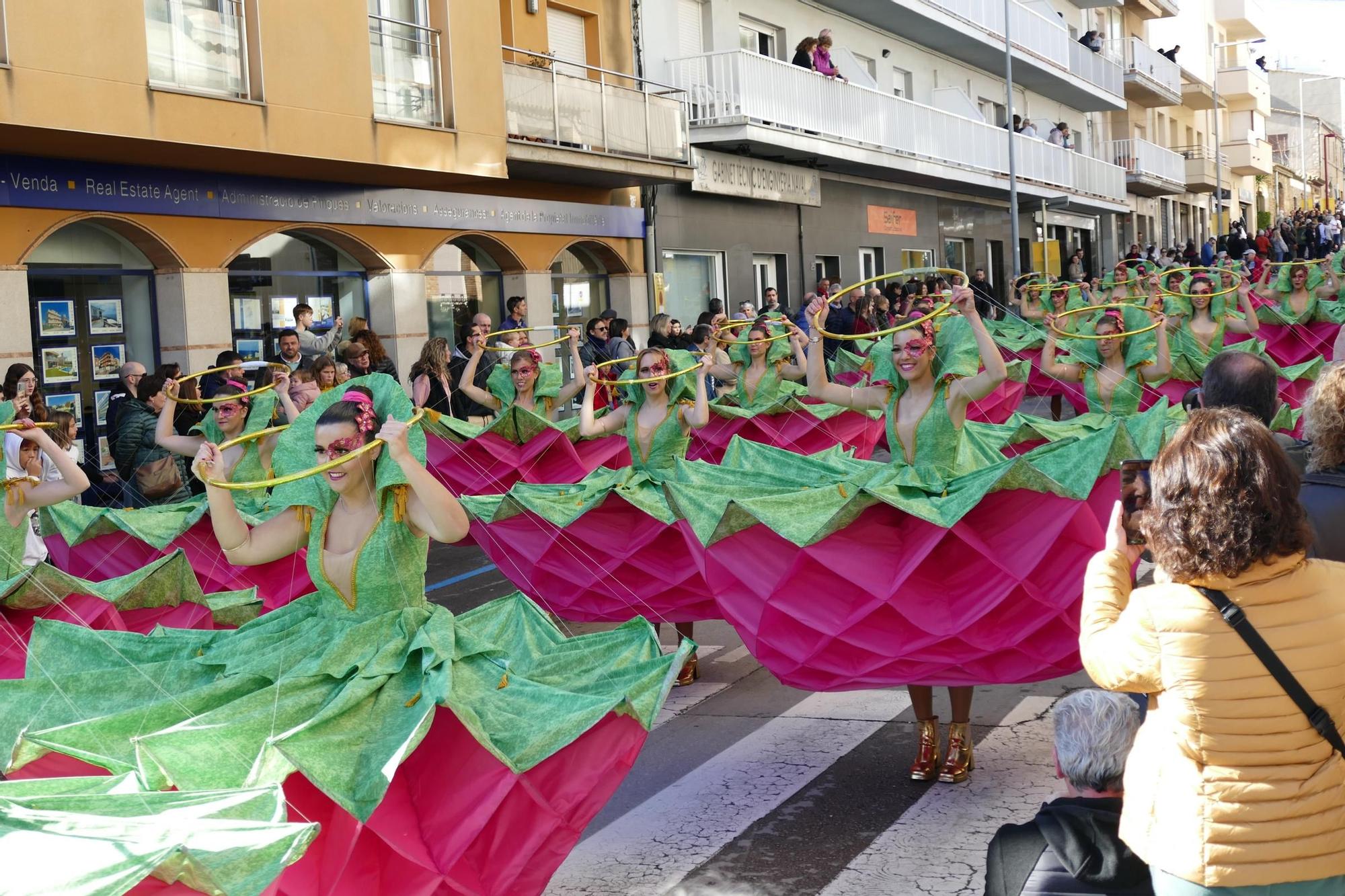 L'Escala s'acoloreix amb la rua de carnaval