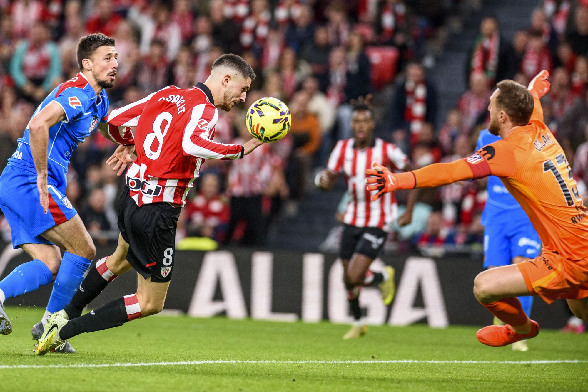 BILBAO, 06/12/2025.- El centrocampista del Athletic Oihan Sancet (c) remata de cabeza a portería ante el portero Jan Oblak (d), del Atlético de Madrid, durante el partido de Liga en Primera División que Athletic Club y Atlético de Madrid disputan este sábado en el estadio de San Mamés, en Bilbao. EFE/Javier Zorrilla