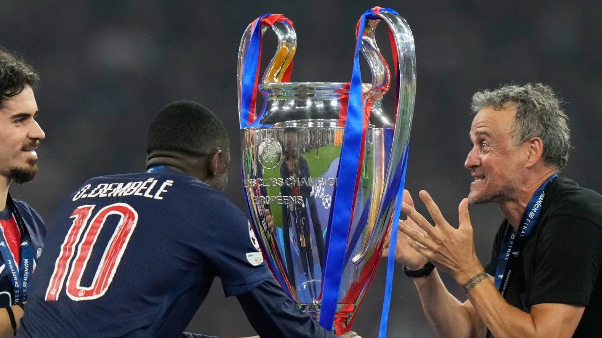Luis Enrique y Dembelé delante del trofeo de la Champions League