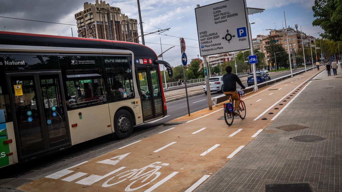 Carril bici en Esplugues de Llobregat, cerca de la entrada a Barcelona y próximo a Cornellà.
