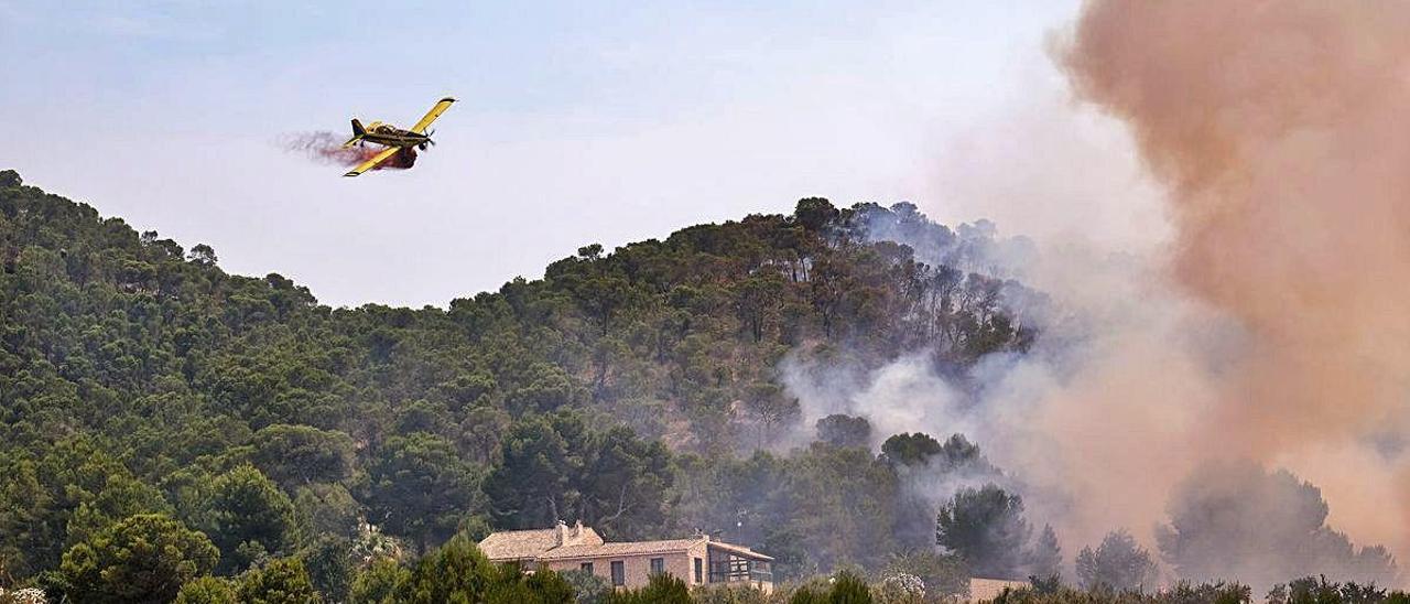 Los medios aéreos evitaron que el fuego alcanzará las casas de campo de La Romaneta, donde se originó el siniestro al mediodía. ÁXEL ÁLVAREZ
