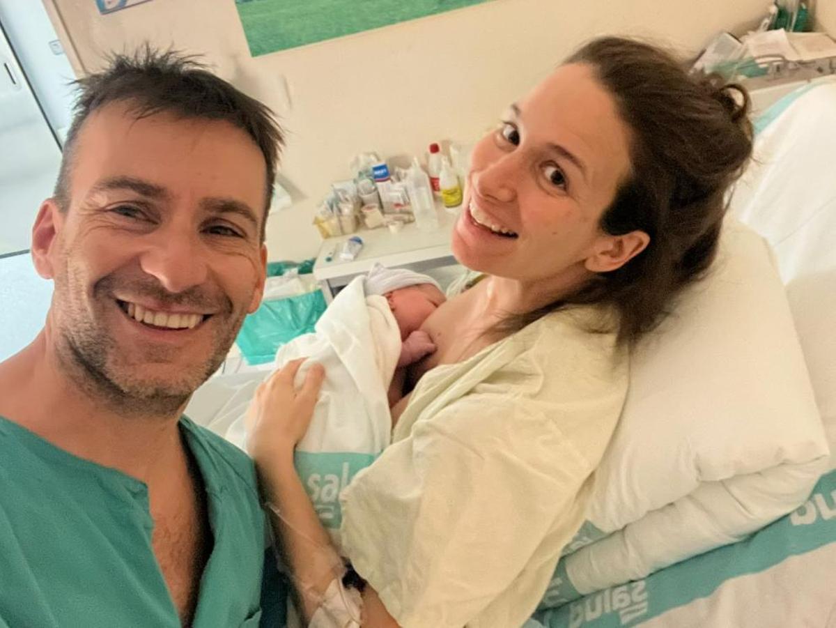Cristina y su pareja en el hospital de Barbastro junto a su hija Elena, primera bebé en nacer en 2026 en España.