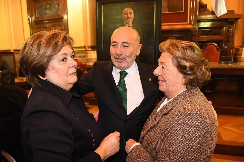 El exalcalde Javier Losada recibe su retrato en un acto en María Pita