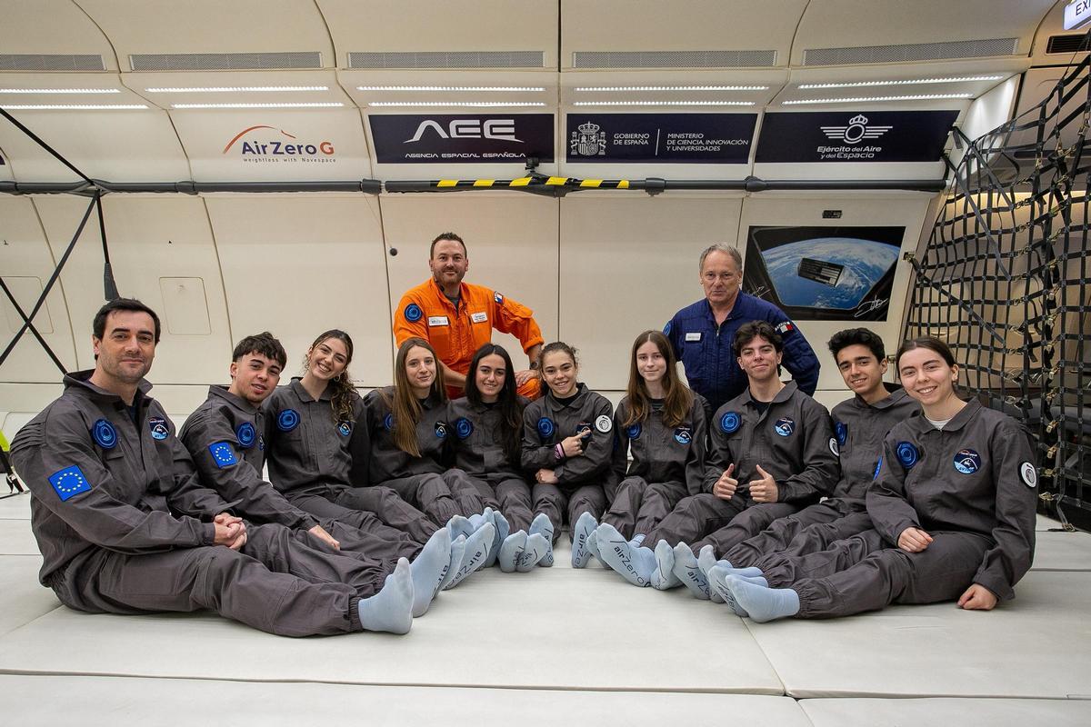 Los estudiantes, en el avión con el resto del equipo. Los estudiantes, en el avión con el resto del equipo.