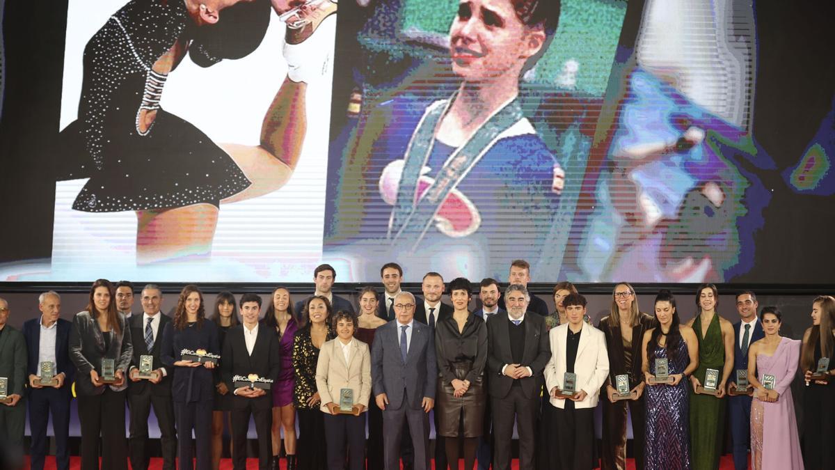 El presidente del COE, Alejandro Blanco (c-i), la ministra de Inclusión, Elma Saiz (c) y el presidente del CSD, José Manuel Rodríguez Uribes (c-d) posan en fotografía de familia con todos los galardonados durante la Gala del Comité Olímpico Español.