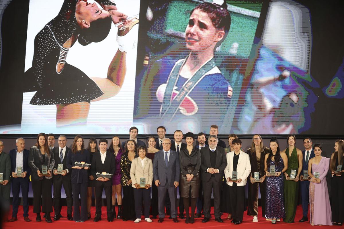 El presidente del COE, Alejandro Blanco (c-i), la ministra de Inclusión, Elma Saiz (c) y el presidente del CSD, José Manuel Rodríguez Uribes (c-d) posan en fotografía de familia con todos los galardonados durante la Gala del Comité Olímpico Español.