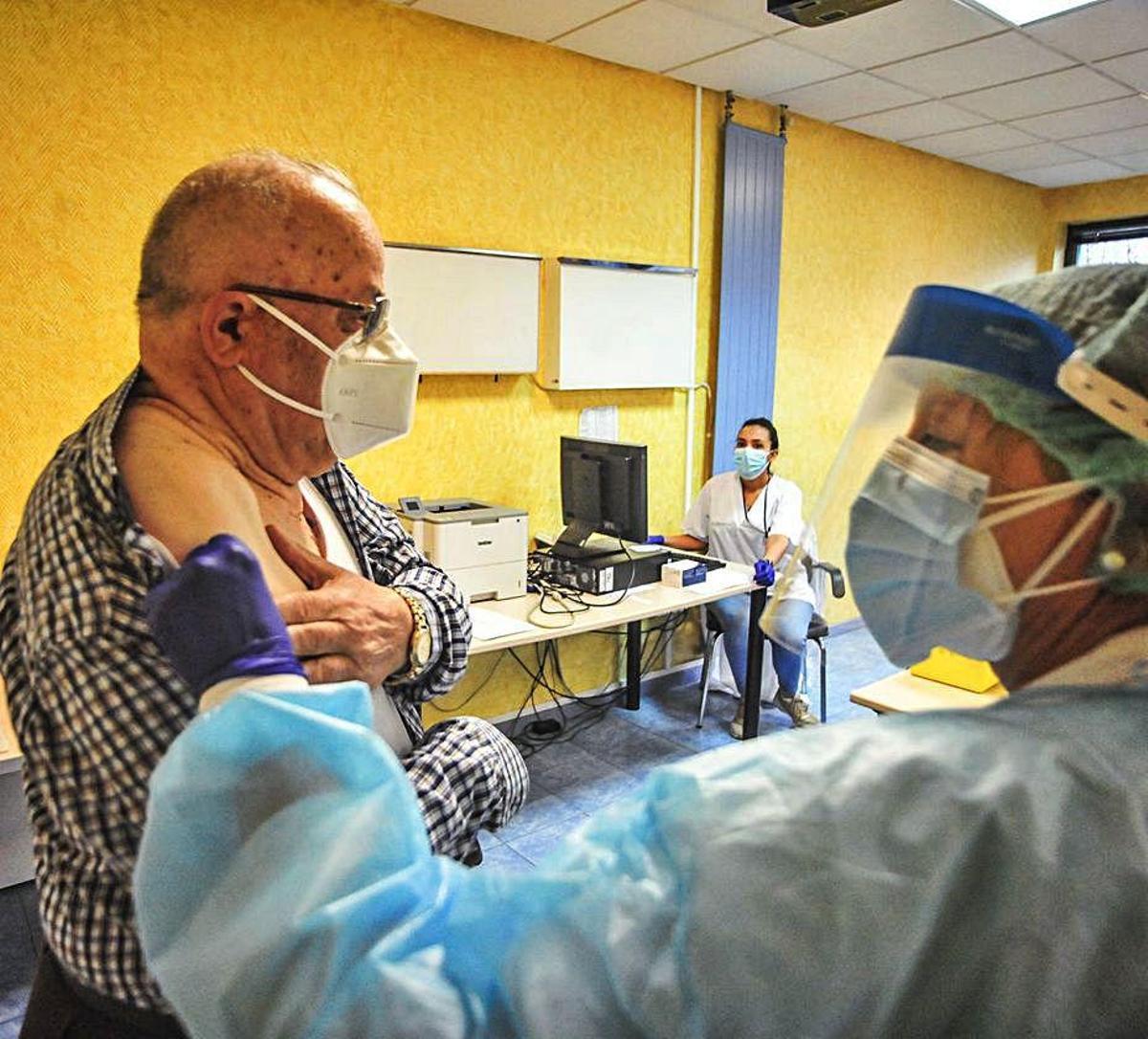 Los centros de salud arousanos administran las primeras dosis de la vacuna contra la gripe