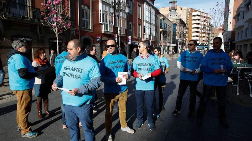 Los vigilantes de seguridad del área sanitaria avilesina, ayer, en la calle La Cámara.