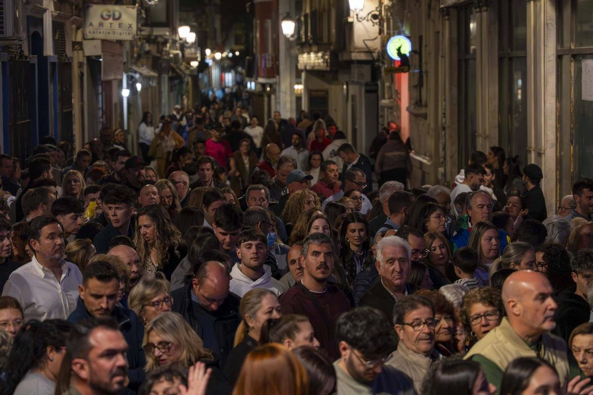 Fotogalería | Miles de fieles acompañan a la Soledad en su procesión más sobria por el Casco Antiguo de Badajoz Fotogalería | Miles de fieles acompañan a la Soledad en su procesión más sobria por el Casco Antiguo de Badajoz