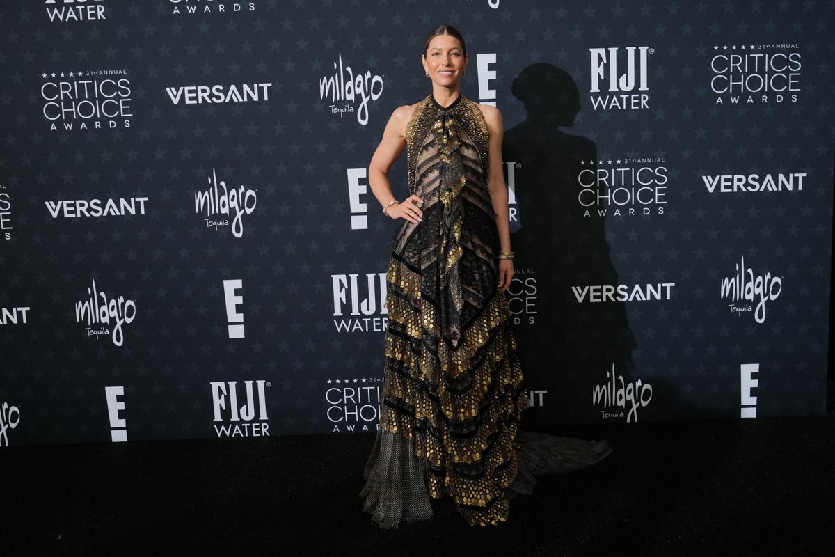 Jessica Biel llega a la 31ª edición de los Critics Choice Awards el domingo 4 de enero de 2026 en The Barker Hanger en Santa Mónica, California (Foto de Jordan Strauss/Invision/AP). 010426132439, 21334631
