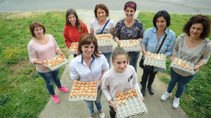 Voluntarias de la organización de la fiesta, durante la recogida de huevos, ayer en Lois (Ribadumia). // Iñaki Abella