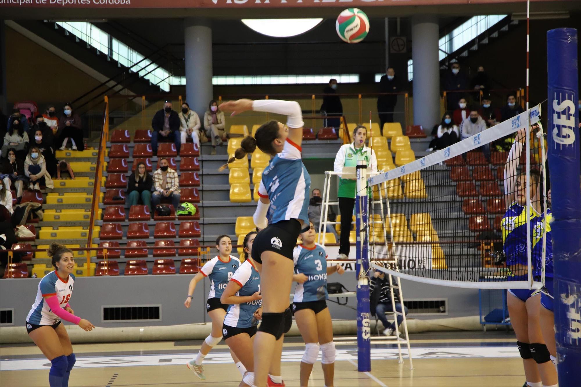 El Academia da la sorpresa y se impone al Adecor en el derbi de voleibol