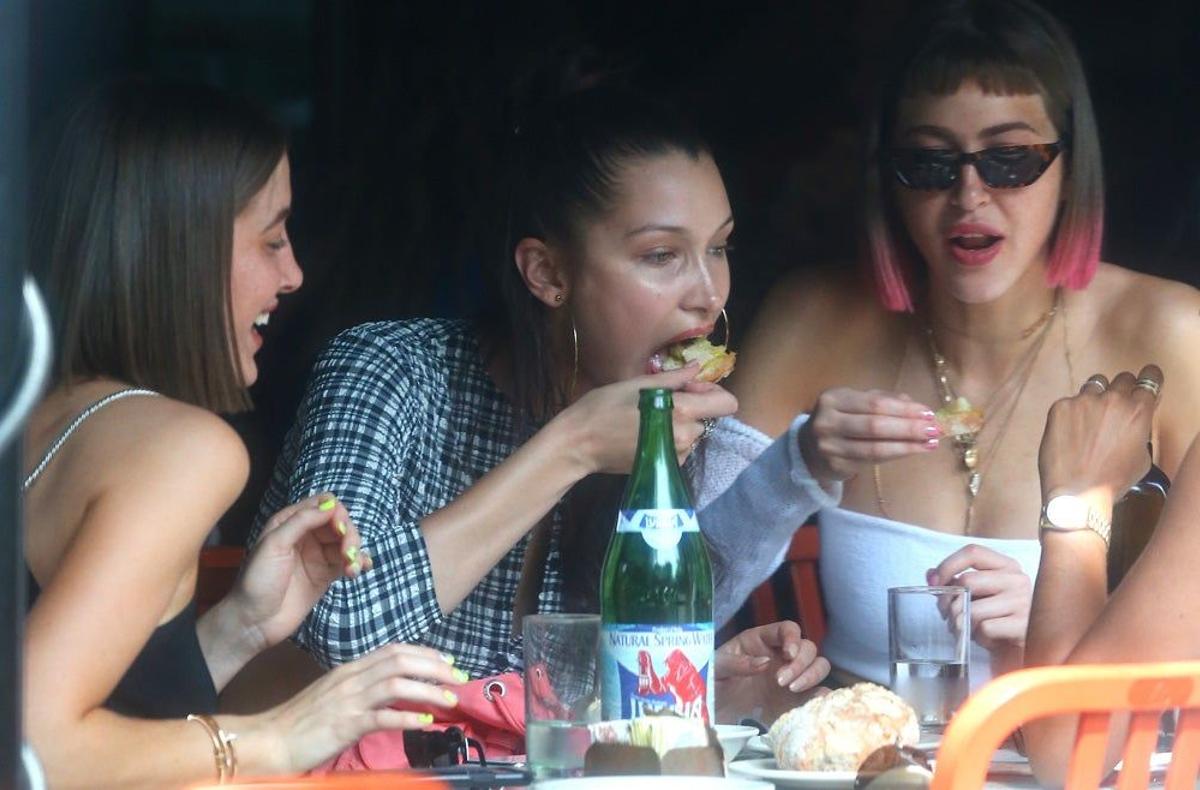 Bella Hadid comiendo con sus amigas después de su descuido