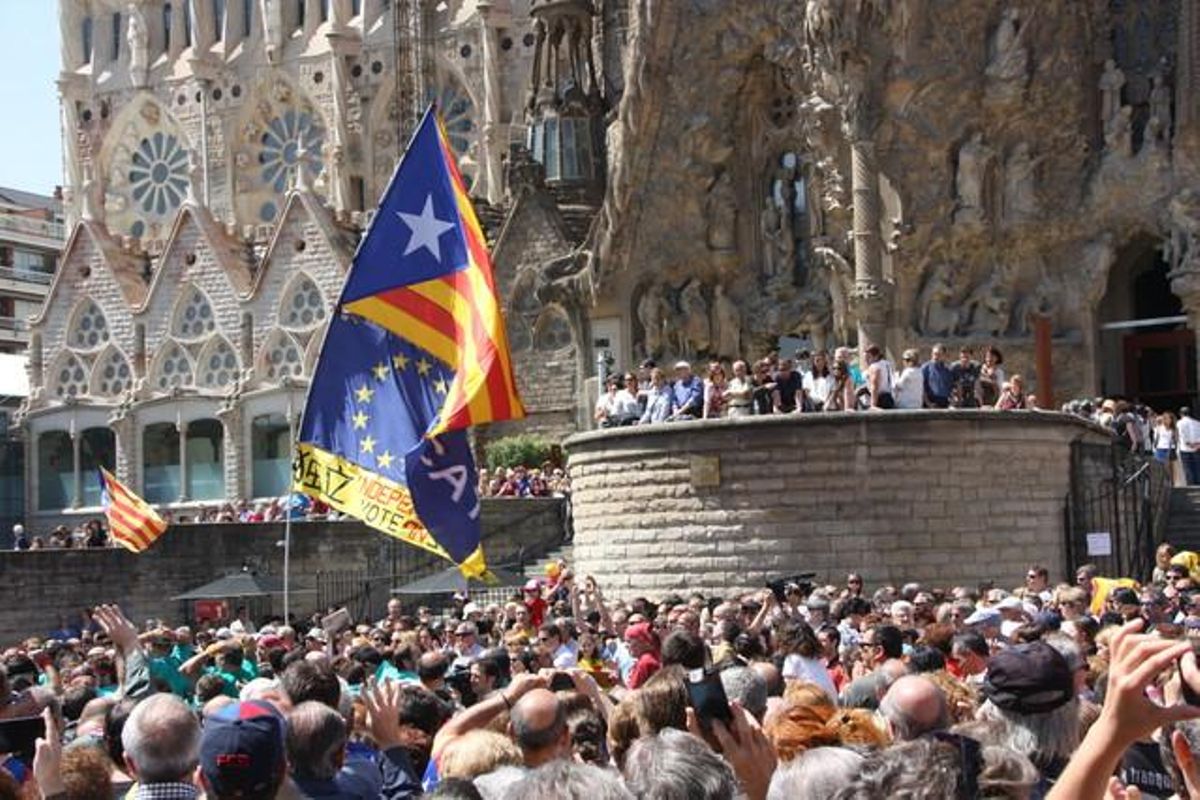 Milers de persones van anar a la Sagrada Família per recolzar el dret a decidir durant la jornada castellera del 8 de juny a Barcelona.