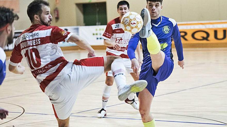 Asís, autor d&#039;un gol, en plena lluita amb un jugador visitant