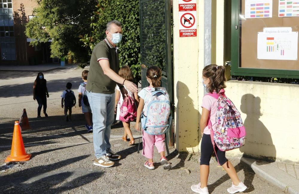 Alumnos del Colegio Calasancias y del CEIP García Barbón en su vuelta al cole / Alba Villar