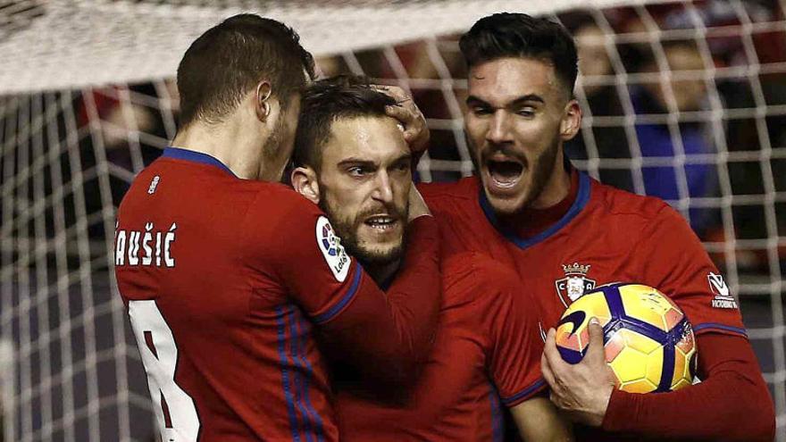 Roberto Torres celebra el tercer gol del Osasuna.